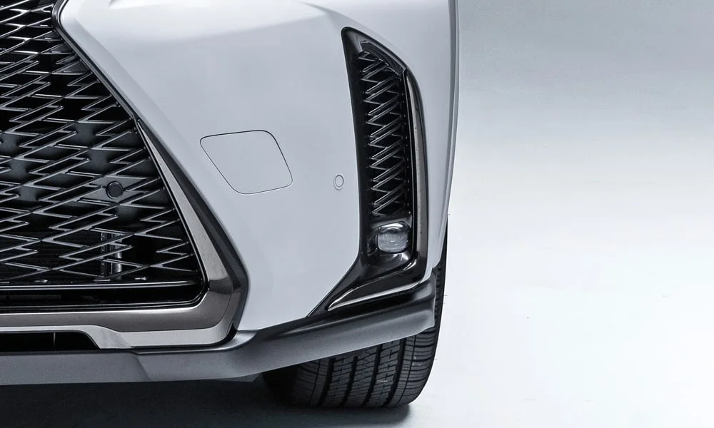Фото Lexus UX 250h (2024) — решётка радиатора, фото 2. Фирменный рисунок облицовки — визитная карточка марки Lexus UX 250h (2024) — решётка радиатора, фото 2