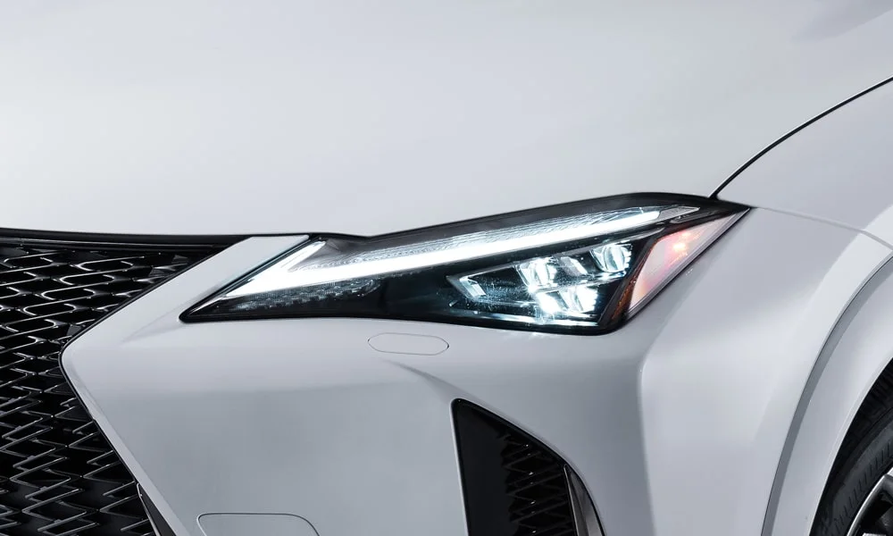 Фото Lexus UX 250h (2024) — передняя оптика. Начинка фары: модули ближнего и дальнего света, ходовые огни. Светодиодная оптика служит весь срок жизни машины без замены ламп Lexus UX 250h (2024) — передняя оптика