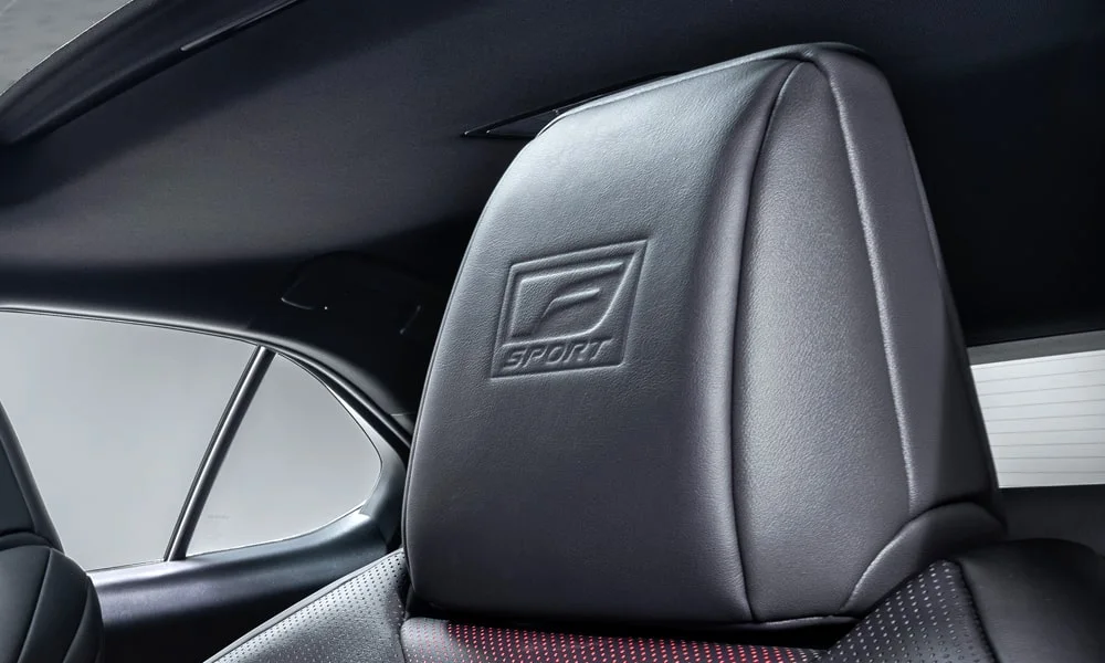 Фото Lexus UX 250h (2024) — интерьер, фото 3. Общий план салона: архитектура панели, консоль и кресла. Уровень отделки читается по стыкам панелей и мягким поверхностям в зонах касания Lexus UX 250h (2024) — интерьер, фото 3