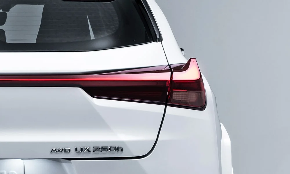 Фото Lexus UX 250h (2024) — вид сзади, фото 5. Линия крыши, стойки и задняя дверь в белом исполнении Lexus UX 250h (2024) — вид сзади, фото 5