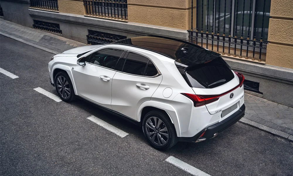 Фото Lexus UX 250h (2024) — крыша, фото 3. Крыша сверху: остекление, рейлинги и антенна-плавник. Рейлинги рассчитаны на поперечины для бокса или велокреплений Lexus UX 250h (2024) — крыша, фото 3
