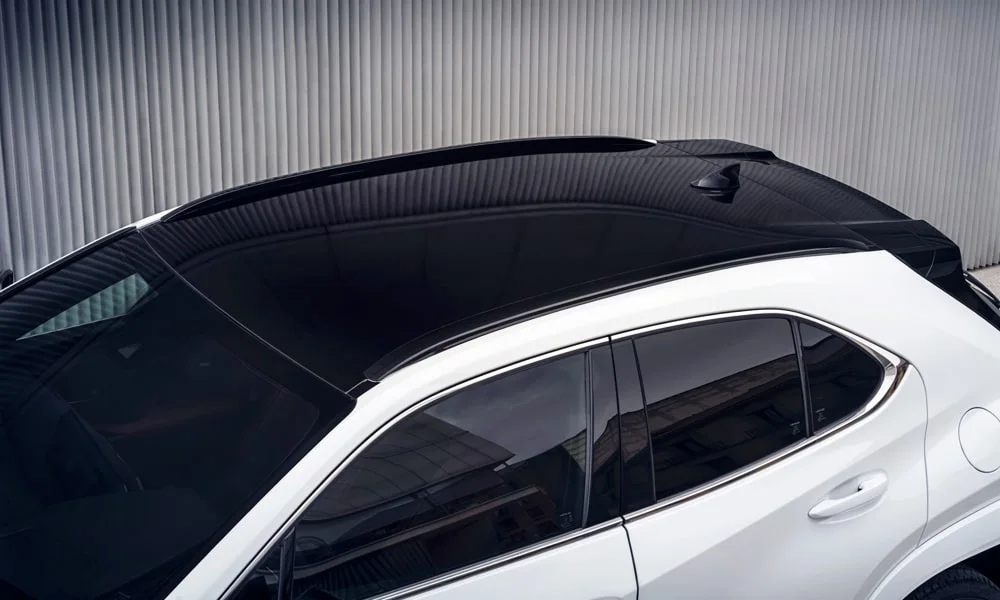 Фото Lexus UX 250h (2024) — крыша, фото 4. Линия крыши и панорамное остекление с высоты Lexus UX 250h (2024) — крыша, фото 4