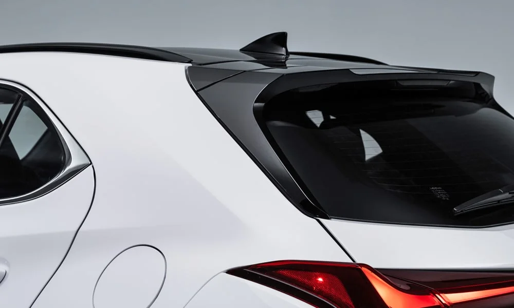 Фото Lexus UX 250h (2024) — крыша, фото 5. Крыша сверху: остекление, рейлинги и антенна-плавник. Панорамное стекло зрительно увеличивает салон; шторка спасает в жару Lexus UX 250h (2024) — крыша, фото 5