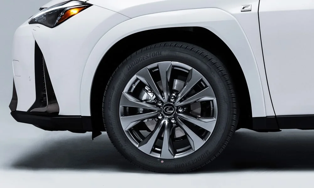 Фото Lexus UX 250h (2024) — вид сбоку, фото 3. Профиль кузова: колёсная база, свесы и линия остекления. Длинная база — простор второго ряда; короткие свесы упрощают парковку Lexus UX 250h (2024) — вид сбоку, фото 3