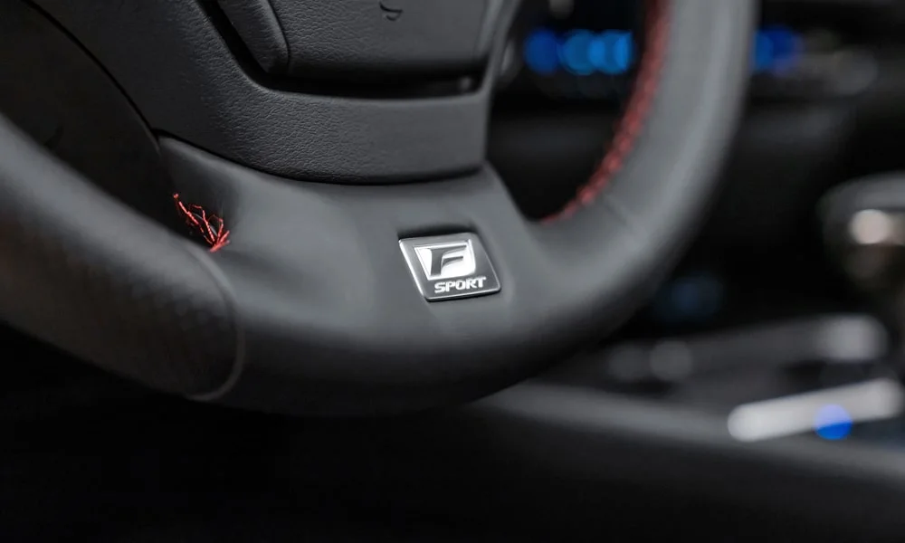 Фото Lexus UX 250h (2024) — руль, фото 2. Обшивка обода и компоновка спиц крупным планом. Обогрев обода — опция, которую оценят зимой Lexus UX 250h (2024) — руль, фото 2