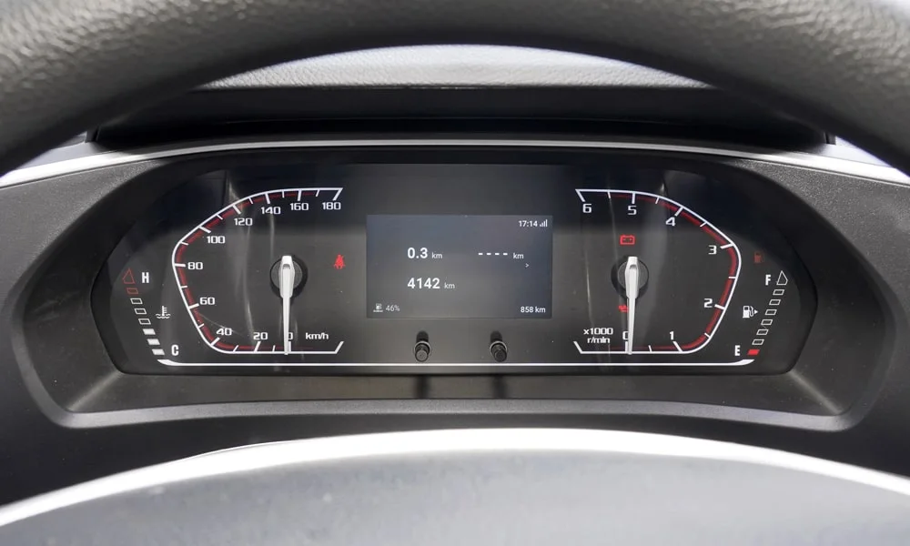 Фото Maxus V80 (2024) — приборная панель. Скорость, запас хода и подсказки ассистентов перед глазами. Компоновка приборов настраивается в меню у большинства версий Maxus V80 (2024) — приборная панель