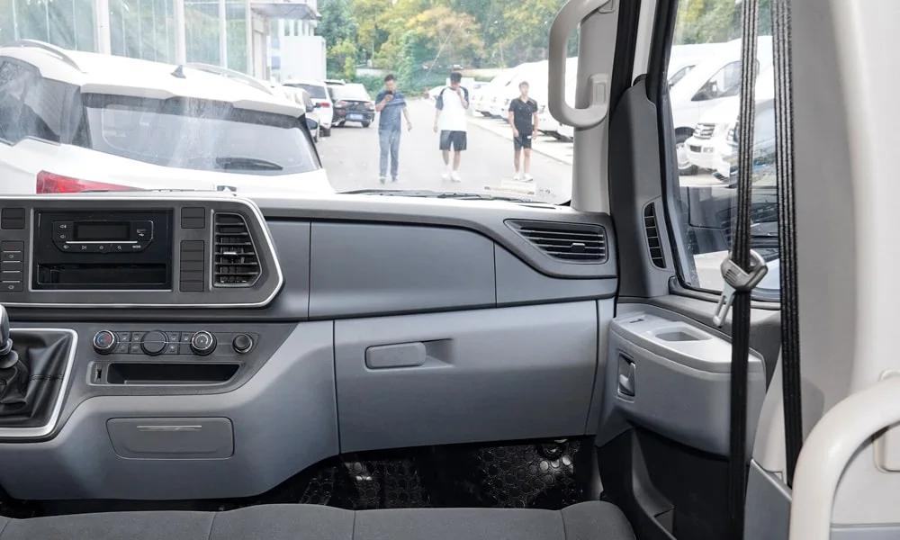 Фото Maxus V80 (2024) — интерьер. Общий план салона: архитектура панели, консоль и кресла. Уровень отделки читается по стыкам панелей и мягким поверхностям в зонах касания Maxus V80 (2024) — интерьер