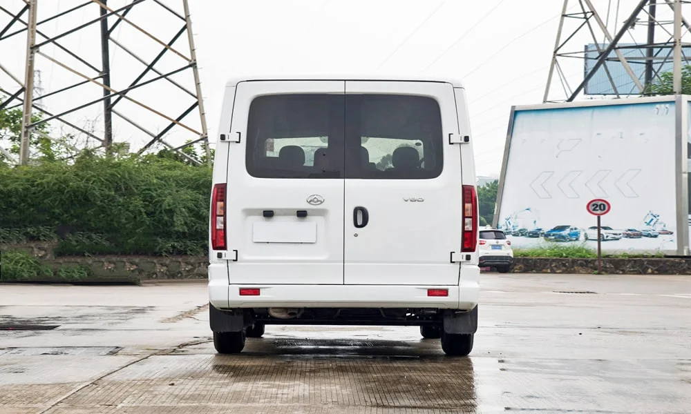 Фото Maxus V80 (2024) — вид сзади, фото 4. Графика фонарей, бампер и оформление пятой двери Maxus V80 (2024) — вид сзади, фото 4