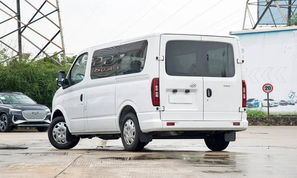 Фото Maxus V80 (2024) — вид сзади, фото 5. Белый кузов сзади — фонари и бампер определяют ночной образ модели. Светодиодная полоса или раздельные секции — задняя оптика стала главным украшением кормы Maxus V80 (2024) — вид сзади, фото 5