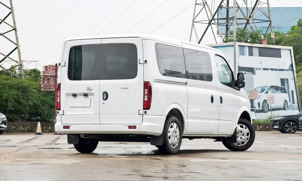 Фото Maxus V80 (2024) — вид сзади, фото 6. Корма в белом цвете: графика фонарей и пластика пятой двери. Светодиодная полоса или раздельные секции — задняя оптика стала главным украшением кормы Maxus V80 (2024) — вид сзади, фото 6