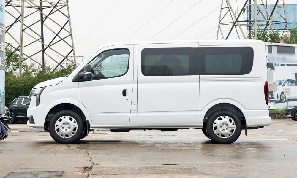 Фото Maxus V80 (2024) — вид сбоку, фото 2. Профиль в белом цвете: соотношение колёсной базы и свесов Maxus V80 (2024) — вид сбоку, фото 2