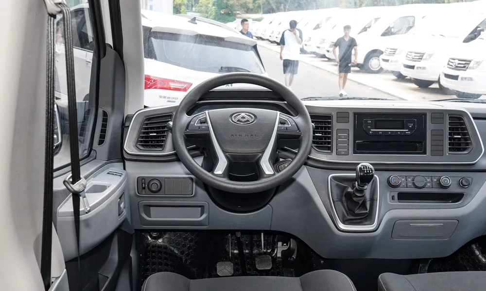 Фото Maxus V80 (2024) — руль. Обшивка обода и компоновка спиц крупным планом. Обогрев обода — опция, которую оценят зимой Maxus V80 (2024) — руль