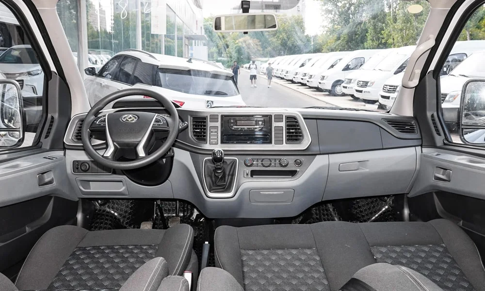 Фото Maxus V80 (2024) — руль, фото 2. Обшивка обода и компоновка спиц крупным планом. Обогрев обода — опция, которую оценят зимой Maxus V80 (2024) — руль, фото 2