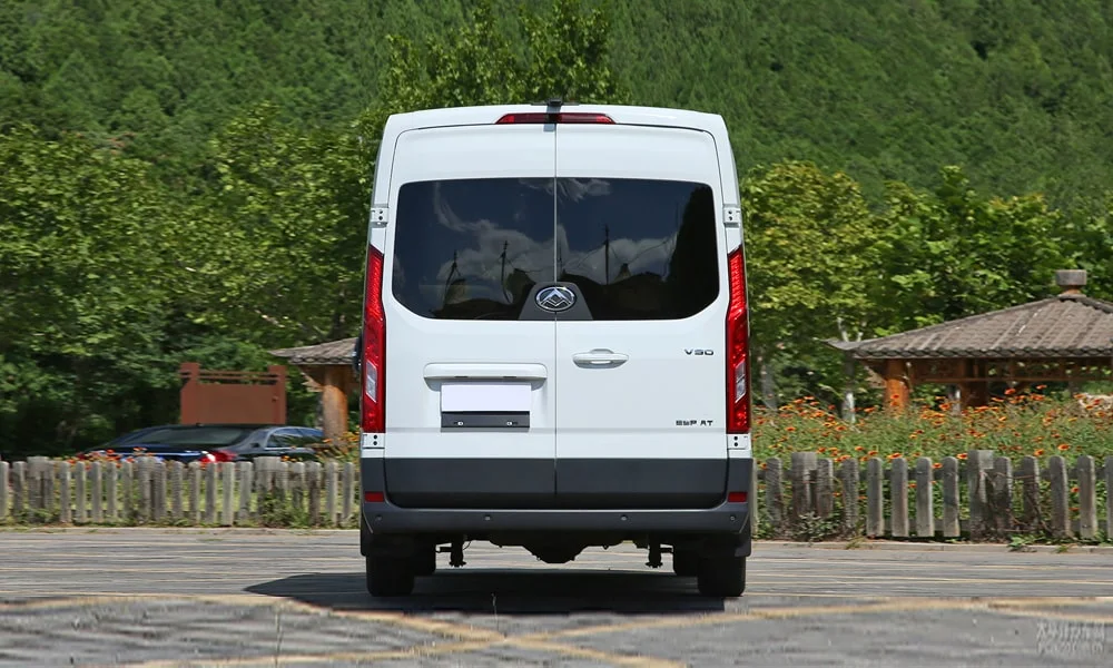 Maxus V90 (2024) — вид сзади, фото 2