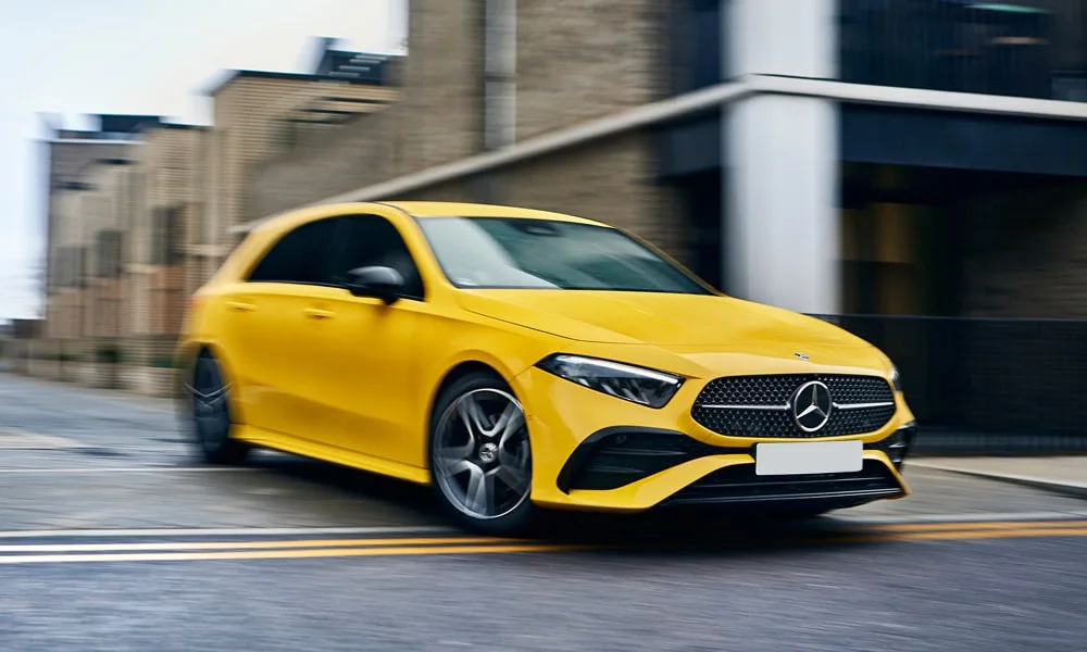 Фото Mercedes-Benz A-Class (2024) — вид спереди, фото 7. Оптика, решётка и бампер — первое впечатление о модели. Рисунок ходовых огней — подпись модели, по нему её узнают в потоке Mercedes-Benz A-Class (2024) — вид спереди, фото 7