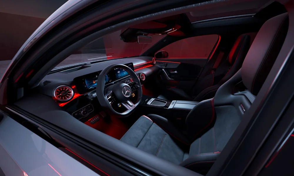 Фото Mercedes-Benz A-Class (2024) — интерьер. Общий план салона: архитектура панели, консоль и кресла. Светлая гамма зрительно расширяет салон, тёмная — практичнее в уходе Mercedes-Benz A-Class (2024) — интерьер