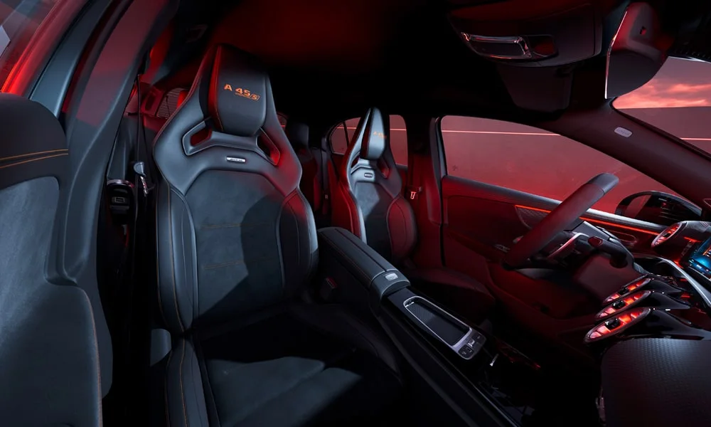 Фото Mercedes-Benz A-Class (2024) — интерьер, фото 2. Общий план салона: архитектура панели, консоль и кресла Mercedes-Benz A-Class (2024) — интерьер, фото 2