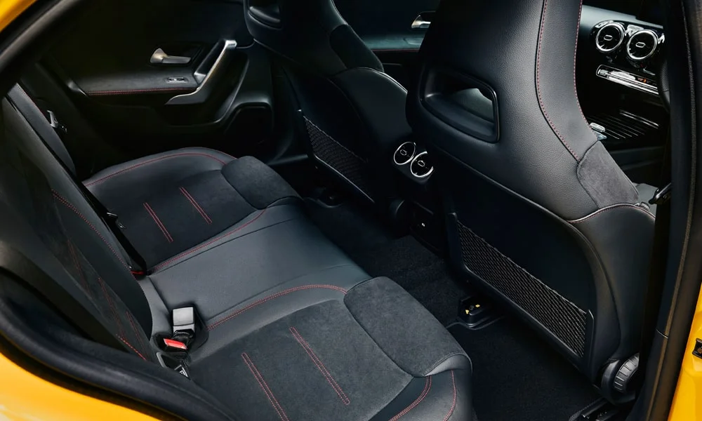 Фото Mercedes-Benz A-Class (2024) — интерьер, фото 3. Общий план салона: архитектура панели, консоль и кресла. Светлая гамма зрительно расширяет салон, тёмная — практичнее в уходе Mercedes-Benz A-Class (2024) — интерьер, фото 3