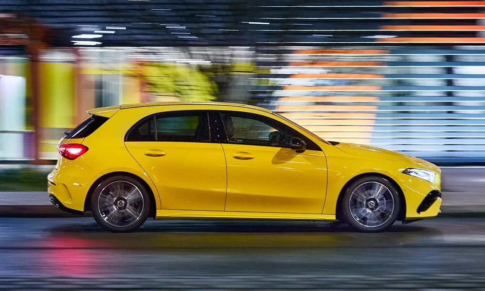Фото Mercedes-Benz A-Class (2024) — вид сбоку, фото 3. Сбоку читаются линия остекления и характер выштамповок на жёлтом кузове. Длинная база — простор второго ряда; короткие свесы упрощают парковку Mercedes-Benz A-Class (2024) — вид сбоку, фото 3