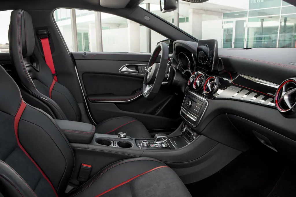 Mercedes-Benz CLA 2016-2023: салон. Mercedes-Benz CLA 2016-2023 — салон
