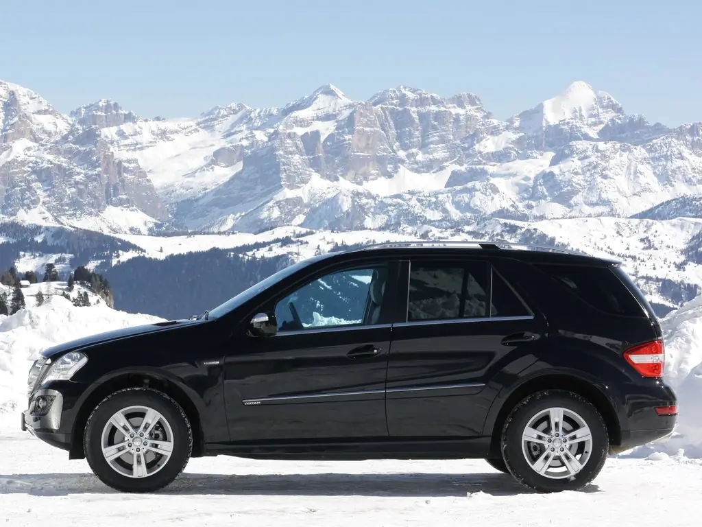 Mercedes-Benz M-Class 2005-2011 — вид сбоку