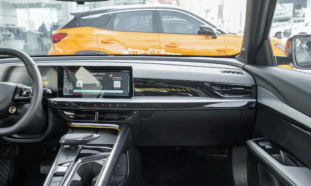 Фото MG 5 Scorpio (2024) — передняя панель. Архитектура передней панели: ярусы, вставки и консоль в тёмной гамме. Мягкие материалы верхнего яруса и вставки задают уровень интерьера MG 5 Scorpio (2024) — передняя панель