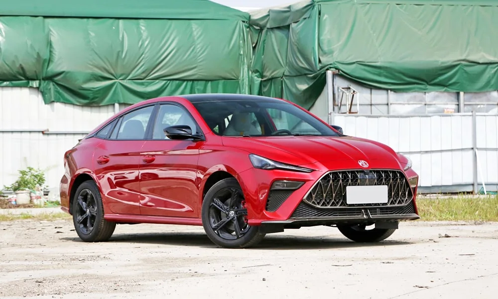Фото MG 5 Scorpio (2024) — вид спереди, фото 3. Передок в красном исполнении — крупная светотехника и выразительный бампер. Дневные ходовые огни включаются автоматически с запуском MG 5 Scorpio (2024) — вид спереди, фото 3