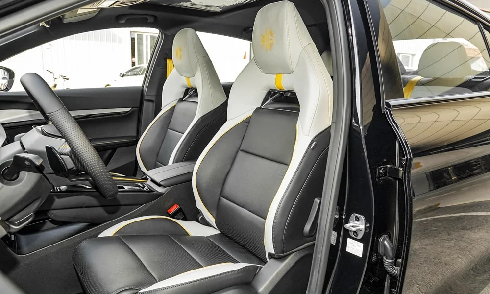 Фото MG 5 Scorpio (2024) — передние сиденья. Профиль кресел: боковая поддержка и подголовники. Перфорация обивки нужна для вентиляции — функции старших комплектаций MG 5 Scorpio (2024) — передние сиденья