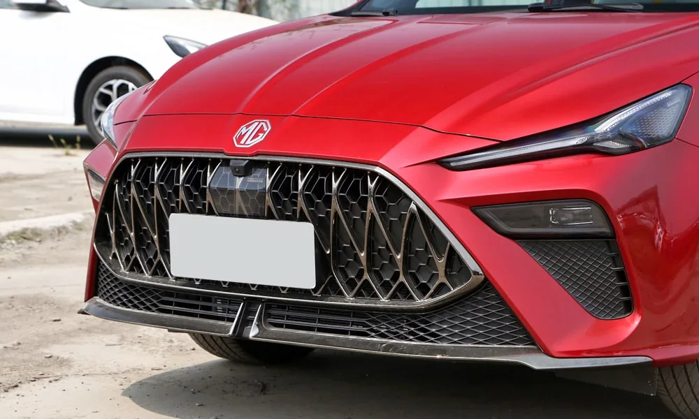 Фото MG 5 Scorpio (2024) — решётка радиатора. Фирменный рисунок облицовки — визитная карточка марки. За решёткой у многих комплектаций стоит радар адаптивного круиз-контроля MG 5 Scorpio (2024) — решётка радиатора