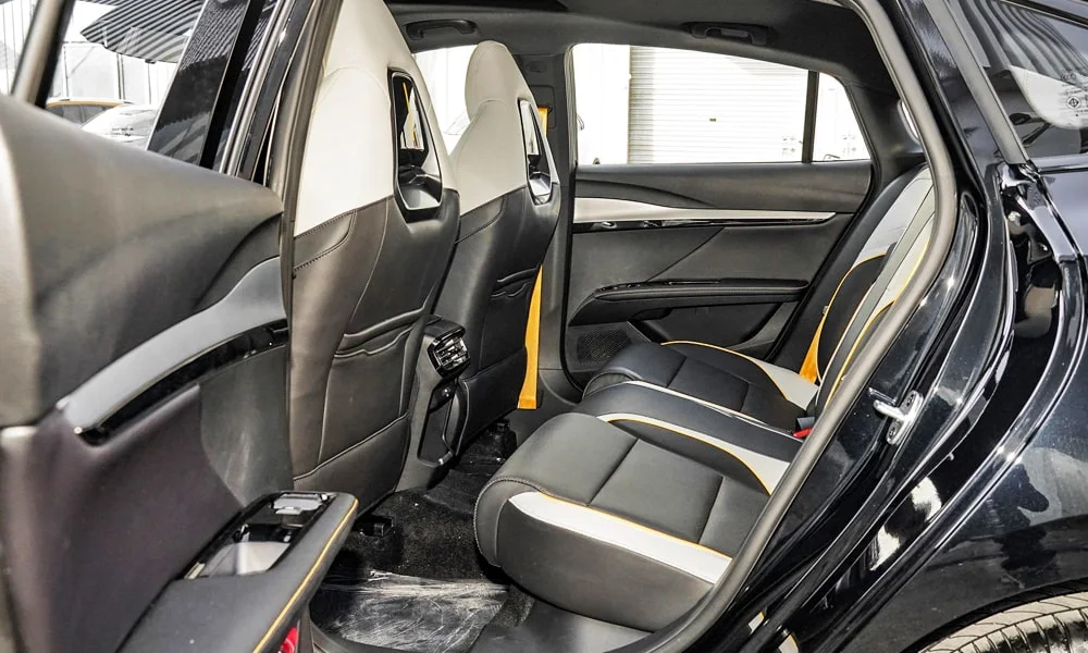 Фото MG 5 Scorpio (2024) — интерьер. Общий план салона: архитектура панели, консоль и кресла. Уровень отделки читается по стыкам панелей и мягким поверхностям в зонах касания MG 5 Scorpio (2024) — интерьер