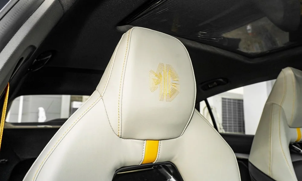 Фото MG 5 Scorpio (2024) — интерьер, фото 3. Общий план салона: архитектура панели, консоль и кресла. Уровень отделки читается по стыкам панелей и мягким поверхностям в зонах касания MG 5 Scorpio (2024) — интерьер, фото 3