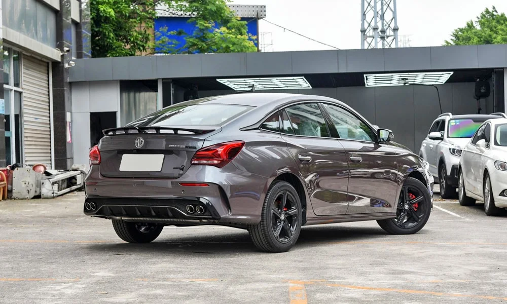 Фото MG 5 Scorpio (2024) — вид сзади, фото 6. Корма в сером цвете: графика фонарей и пластика пятой двери. Насадки выхлопа или их имитация внизу бампера различают версии MG 5 Scorpio (2024) — вид сзади, фото 6