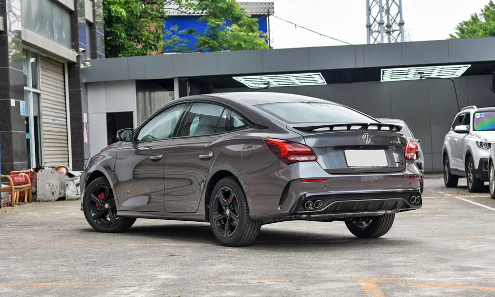 Фото MG 5 Scorpio (2024) — вид сзади, фото 7. Графика фонарей, бампер и оформление пятой двери. Светодиодная полоса или раздельные секции — задняя оптика стала главным украшением кормы MG 5 Scorpio (2024) — вид сзади, фото 7