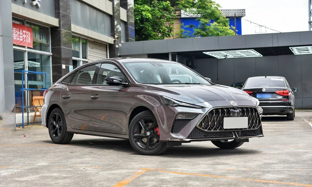 Фото MG 5 Scorpio (2024) — вид сбоку, фото 3. Профиль кузова: колёсная база, свесы и линия остекления. Длинная база — простор второго ряда; короткие свесы упрощают парковку MG 5 Scorpio (2024) — вид сбоку, фото 3