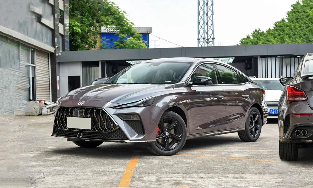 Фото MG 5 Scorpio (2024) — вид сбоку, фото 4. Профиль кузова: колёсная база, свесы и линия остекления. Хромированные или чёрные молдинги окон отличают комплектации MG 5 Scorpio (2024) — вид сбоку, фото 4