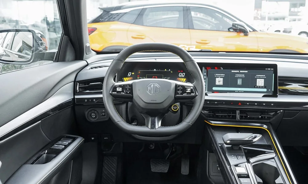 Фото MG 5 Scorpio (2024) — руль. Обшивка обода и компоновка спиц крупным планом MG 5 Scorpio (2024) — руль