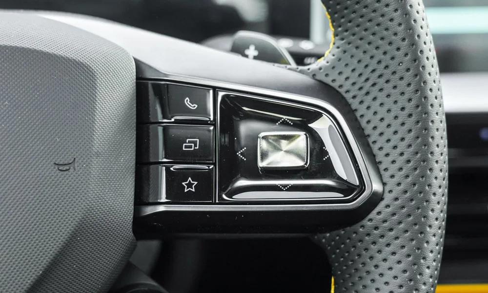 Фото MG 5 Scorpio (2024) — руль, фото 3. Обшивка обода и компоновка спиц крупным планом. Правильная посадка: руки на «9 и 3», приборы читаются поверх обода MG 5 Scorpio (2024) — руль, фото 3