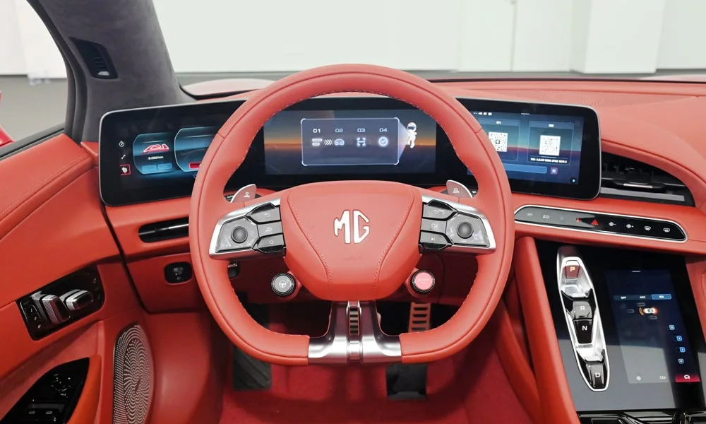Фото MG Cyberster (2024) — передняя панель. Компоновка экранов, дефлекторов и консоли. Мягкие материалы верхнего яруса и вставки задают уровень интерьера MG Cyberster (2024) — передняя панель
