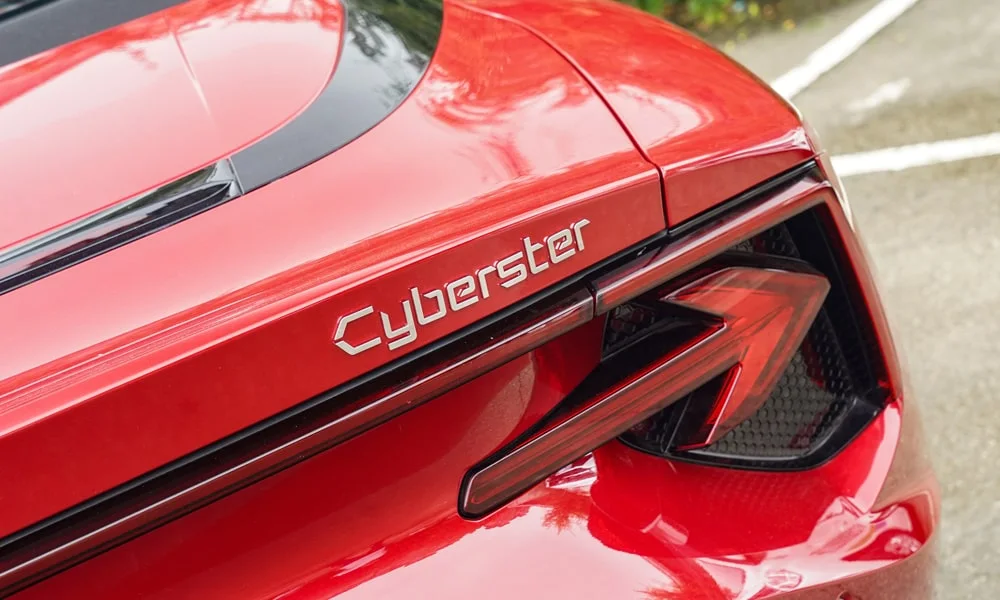 Фото MG Cyberster (2024) — вид сзади, фото 8. Линия крыши, стойки и задняя дверь в красном исполнении. Насадки выхлопа или их имитация внизу бампера различают версии MG Cyberster (2024) — вид сзади, фото 8