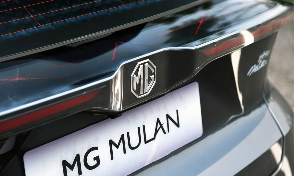 Фото MG Mulan (2024) — вид сзади, фото 4. Чёрный кузов сзади — фонари и бампер определяют ночной образ модели MG Mulan (2024) — вид сзади, фото 4