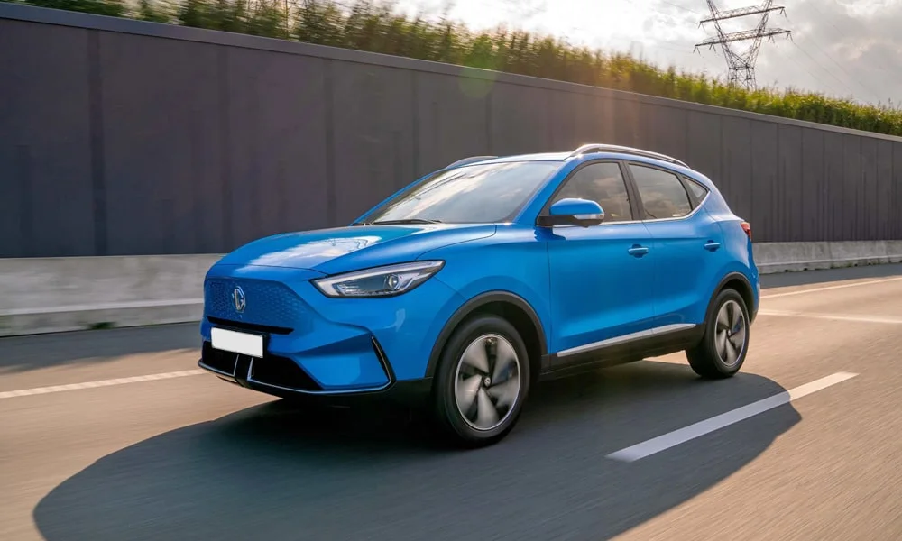 Фото MG ZS EV (2024) — вид спереди, фото 3. Анфас: пропорции капота, посадка кузова и графика ходовых огней MG ZS EV (2024) — вид спереди, фото 3
