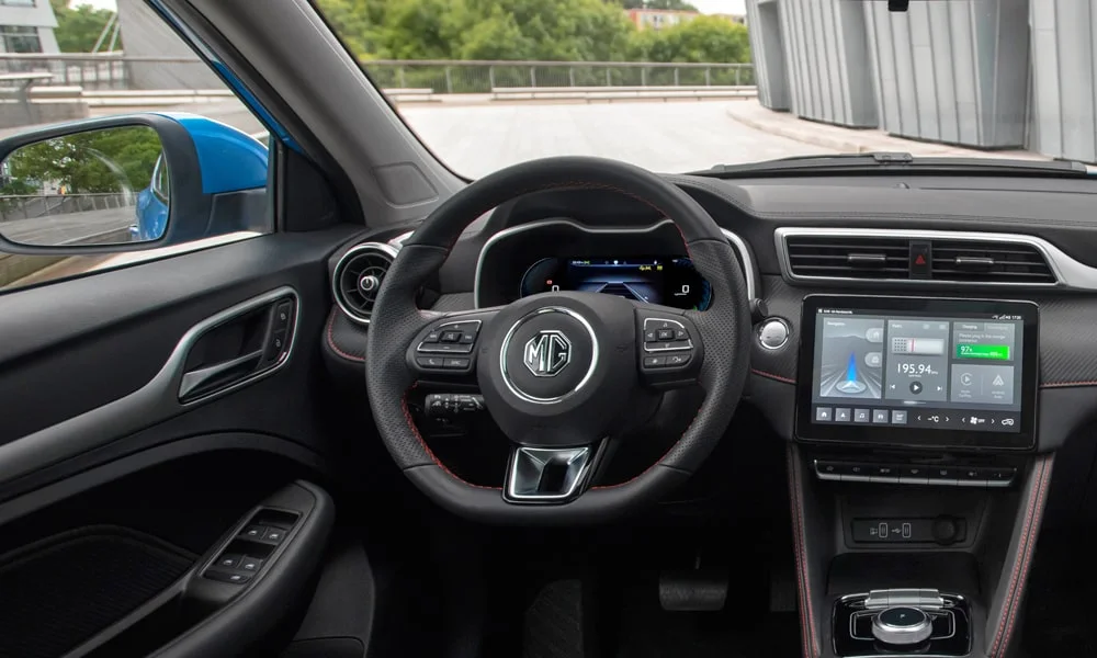 Фото MG ZS EV (2024) — приборная панель. Экран приборов за рулём — вся ходовая информация перед глазами MG ZS EV (2024) — приборная панель