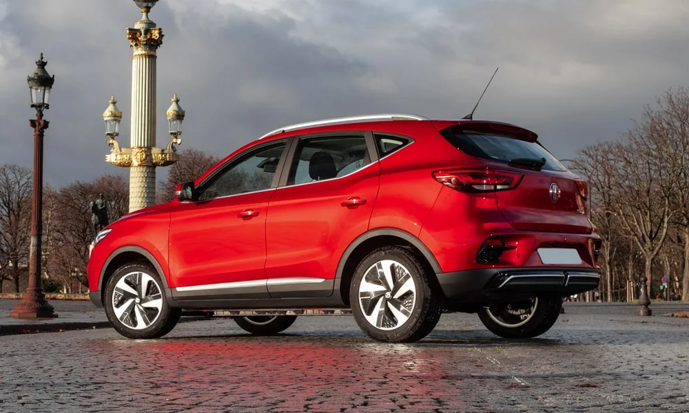 Фото MG ZS EV (2024) — вид сзади, фото 5. Красный кузов сзади — фонари и бампер определяют ночной образ модели. Светодиодная полоса или раздельные секции — задняя оптика стала главным украшением кормы MG ZS EV (2024) — вид сзади, фото 5