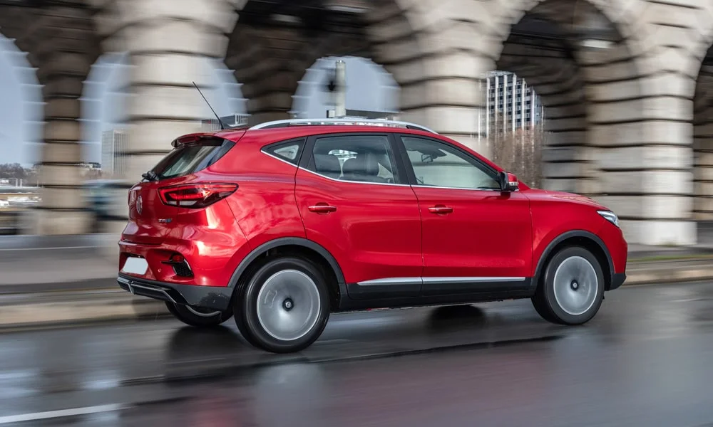 Фото MG ZS EV (2024) — вид сзади, фото 6. Графика фонарей, бампер и оформление пятой двери MG ZS EV (2024) — вид сзади, фото 6