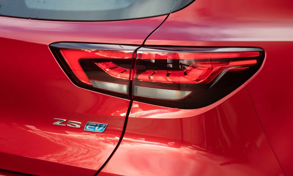 Фото MG ZS EV (2024) — задние фонари. Рассеиватель фонаря вблизи: компоновка секций габарита, стопа и поворотника MG ZS EV (2024) — задние фонари