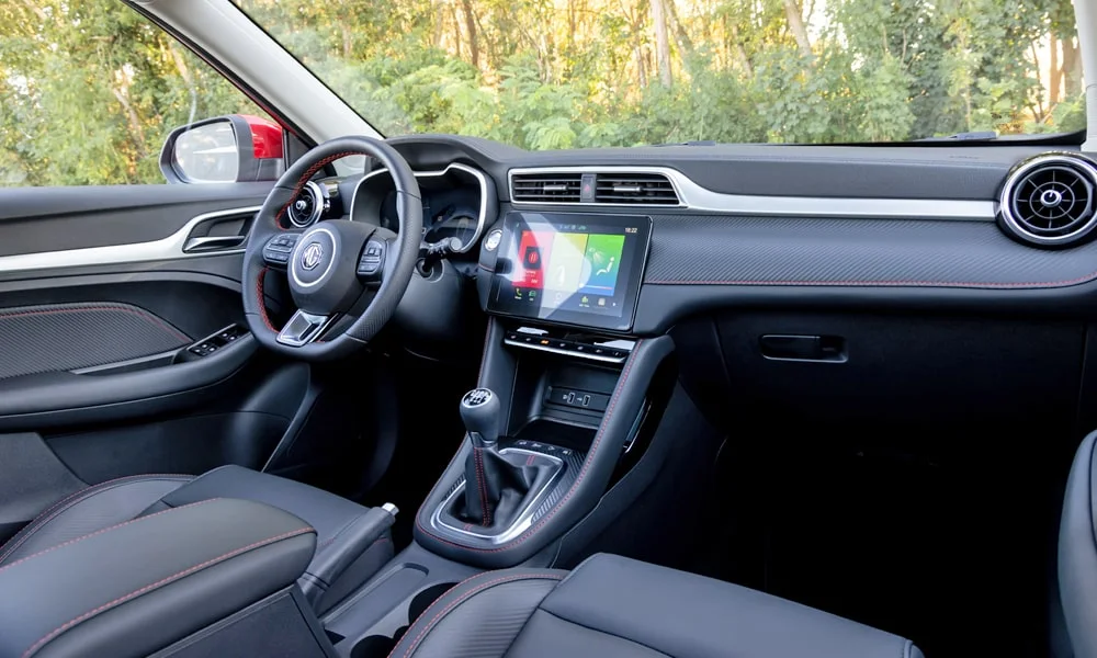 Фото MG ZS (2024) — передняя панель. Компоновка экранов, дефлекторов и консоли. Мягкие материалы верхнего яруса и вставки задают уровень интерьера MG ZS (2024) — передняя панель