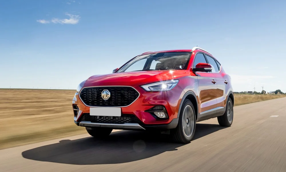 Фото MG ZS (2024) — вид спереди, фото 4. Передок в красном исполнении — крупная светотехника и выразительный бампер. Дневные ходовые огни включаются автоматически с запуском MG ZS (2024) — вид спереди, фото 4