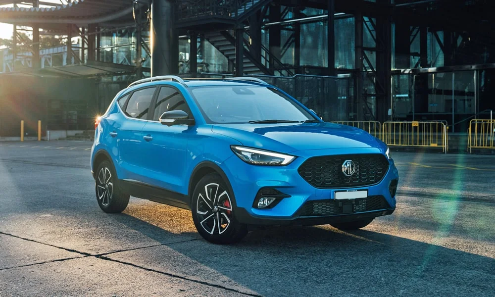 Фото MG ZS (2024) — вид спереди, фото 5. Анфас: пропорции капота, посадка кузова и графика ходовых огней. Рисунок ходовых огней — подпись модели, по нему её узнают в потоке MG ZS (2024) — вид спереди, фото 5
