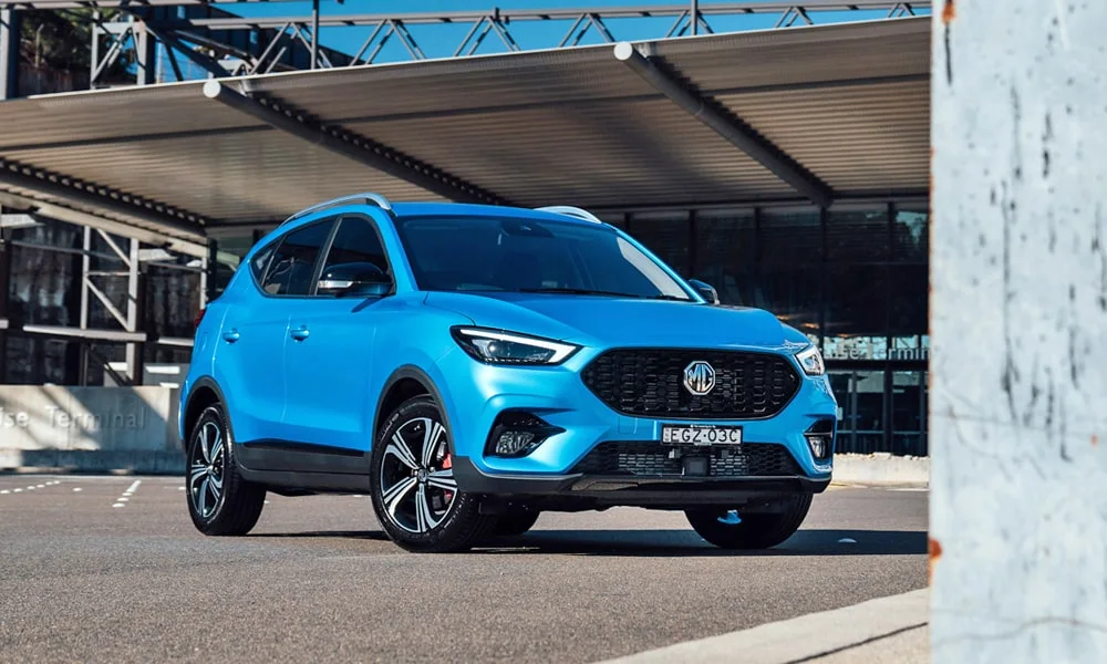 Фото MG ZS (2024) — вид спереди, фото 7. Передок в синем исполнении — крупная светотехника и выразительный бампер. Дневные ходовые огни включаются автоматически с запуском MG ZS (2024) — вид спереди, фото 7