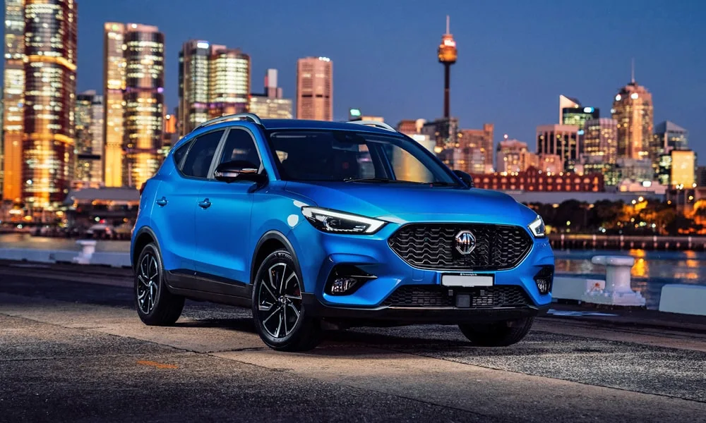 Фото MG ZS (2024) — вид спереди, фото 9. Кузов в синем цвете: рисунок оптики и решётки задаёт узнаваемое «лицо» модели. Дневные ходовые огни включаются автоматически с запуском MG ZS (2024) — вид спереди, фото 9